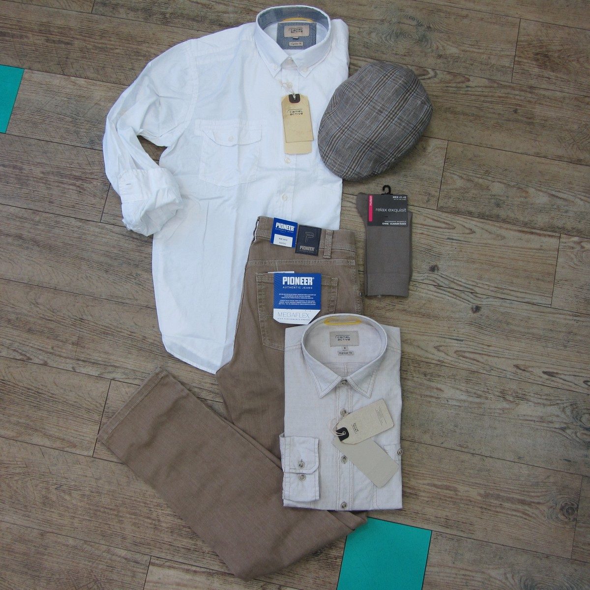 Weiß und beige – Auch für Herren das perfekte Paar im Sommer!