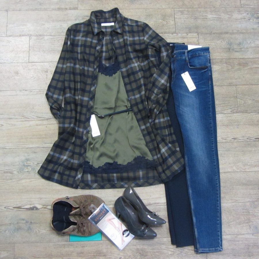 Hemdblusendress , Ledergürtel und Lingerietop von oui, Jeans von SET, Stretchhose in navy von Vanilia, Baumwollsöckchen in navy von bruno banani, Feinkniestrumpf in nude von KUNERT_bearbeitet