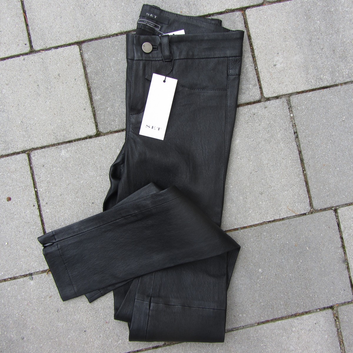 Wie kombiniere ich… eine Lederhose?