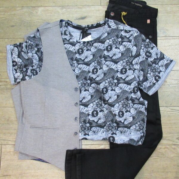 T-Shirt und Weste von Twinlife, Jeans von camelactive