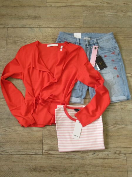 Strickjacke und Short von oui, Ringelshirt von SET