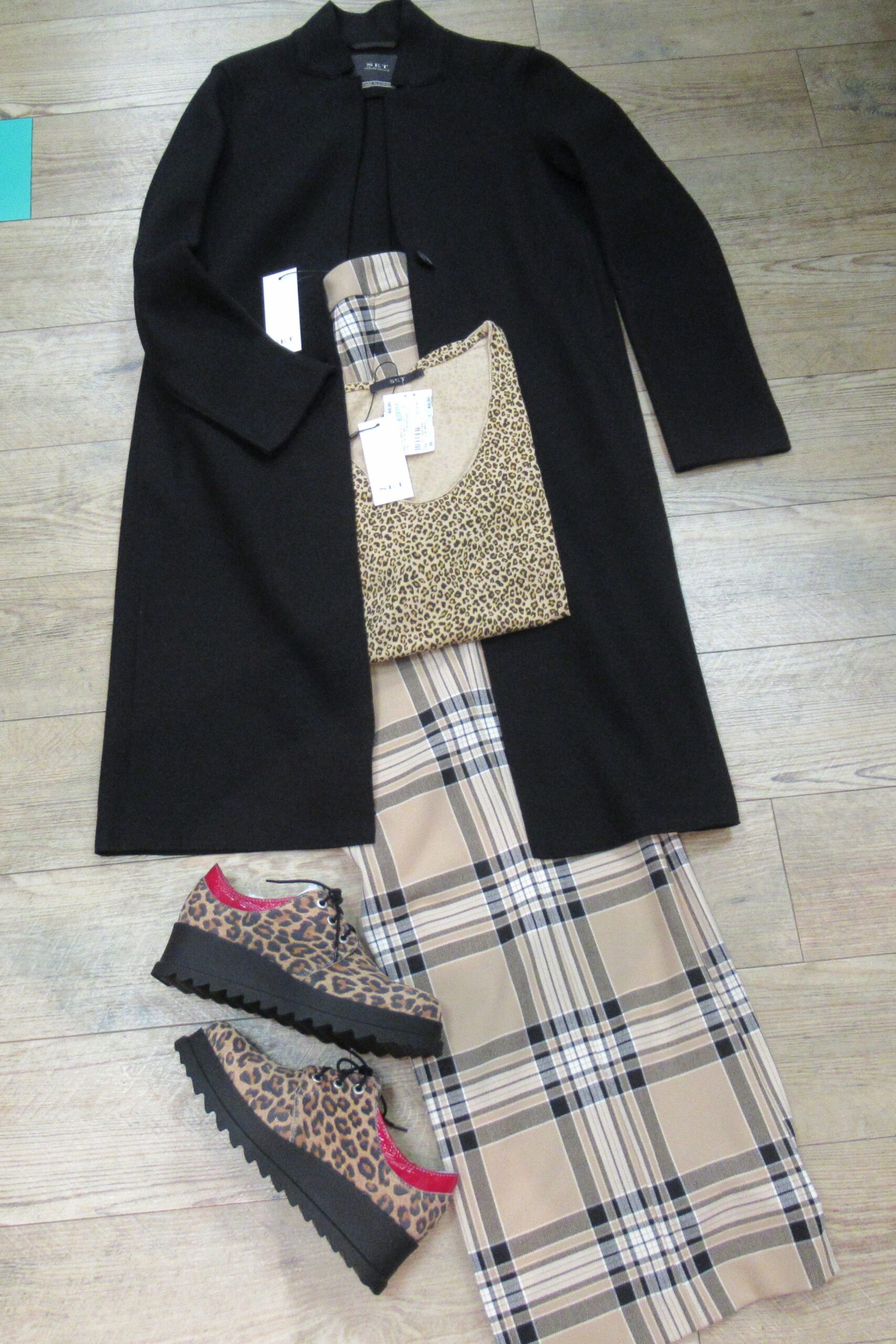 Coat, Shirt und Hose von SET, Schuhe von iiM77