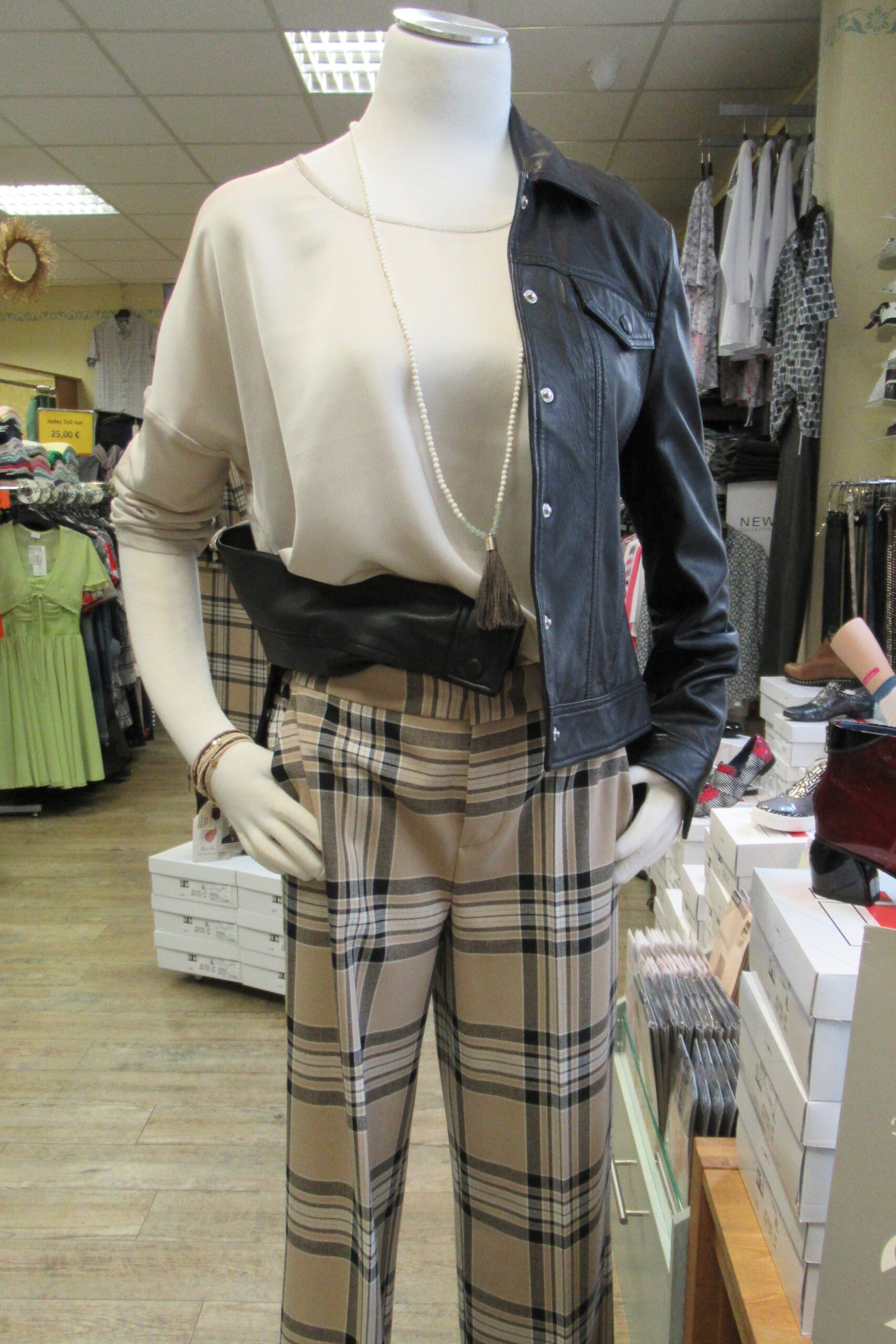 Lederjacke und Hose von Set, Shirt von oui