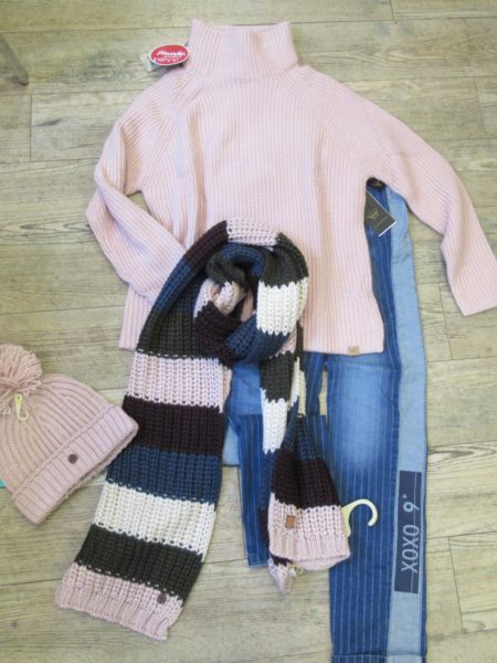 Pullover, Mütze, Schal von camel active, Jeans von Glücksmoment