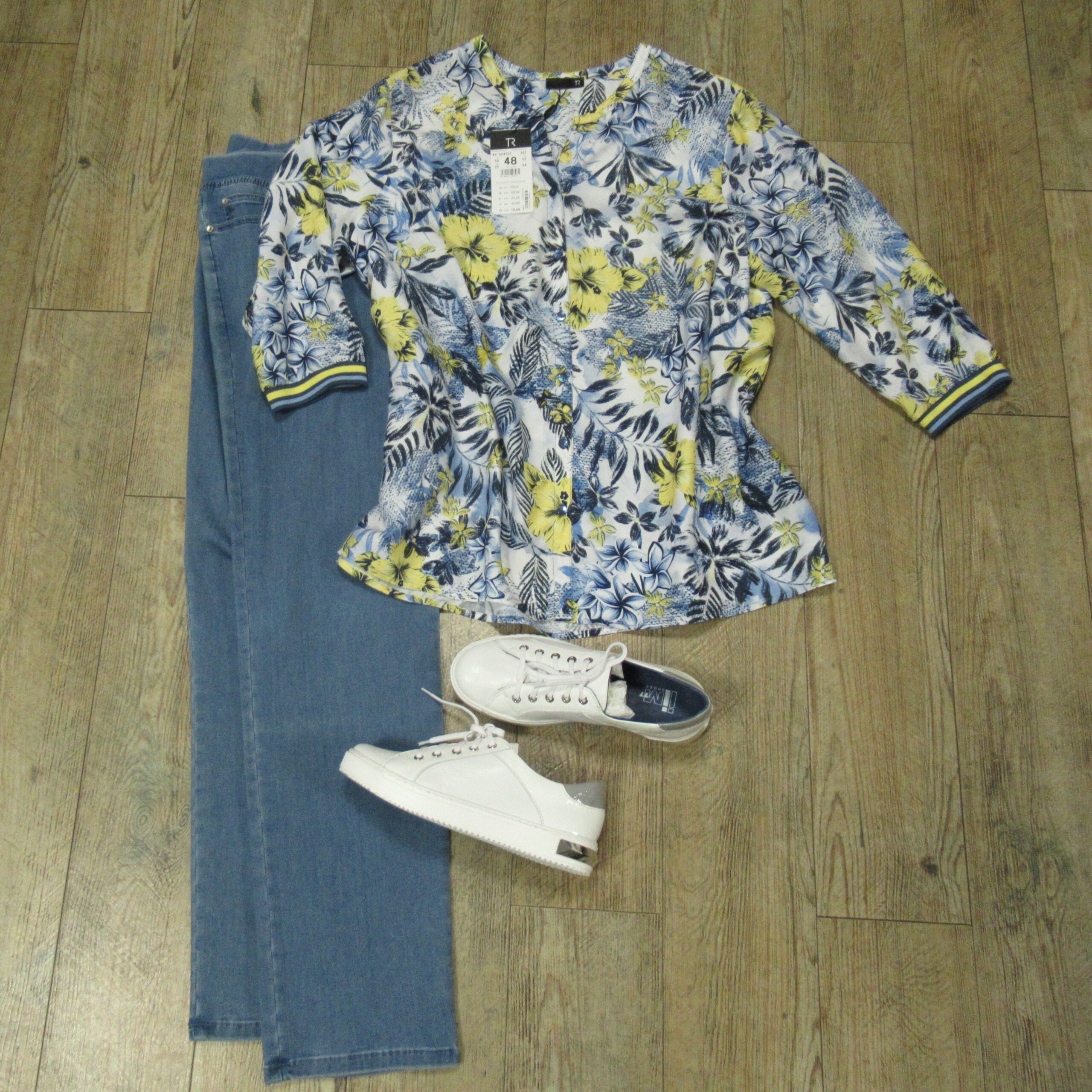 Bluse von Rabe, Jeans von AnnaMontana, Sneaker von iiM77