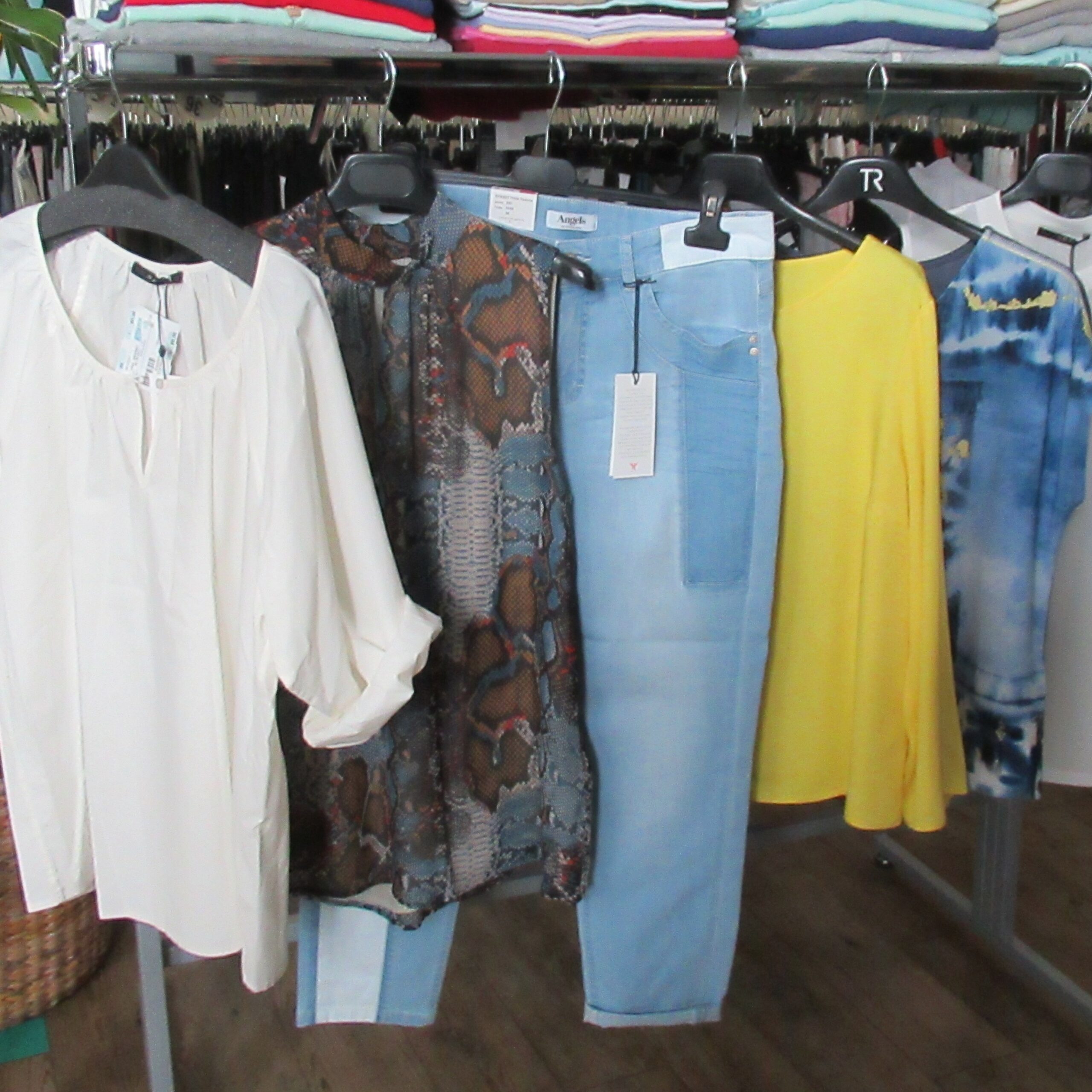 Blusen von SET und oui, Jeans von Angels und Shirt von Rabe