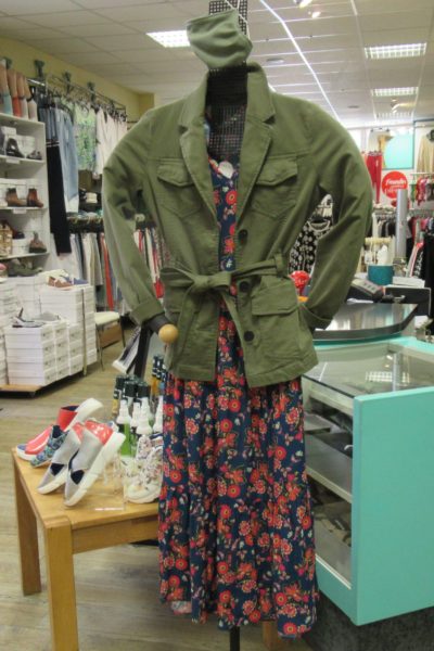 Dress von oui, Jacke von SET