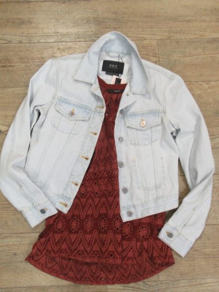 Jeansjacke und Bluse von SET