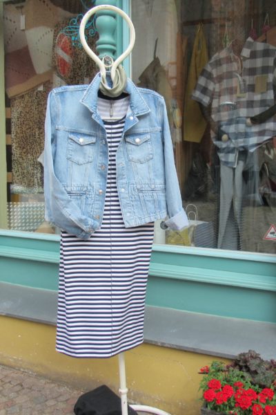 Jeansjacke von oui, Ringelkleid von Rabe