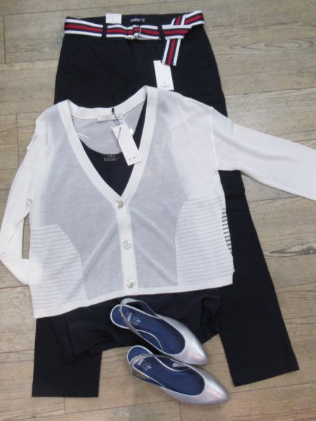 Cardigan und Top von oui, Chino von Angels, Slingpumps von iiM77