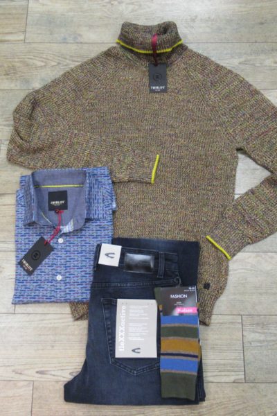 Pullover und Hemd von Twinlife, Jeans von camel active, Socken von Hudson
