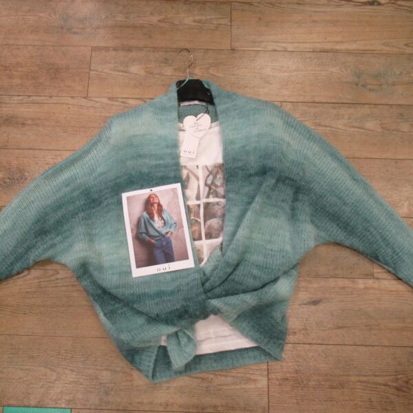 Strickjacke und T-Shirt von oui