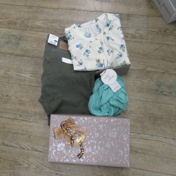 Bluse und Schal von oui, Hose von Angels