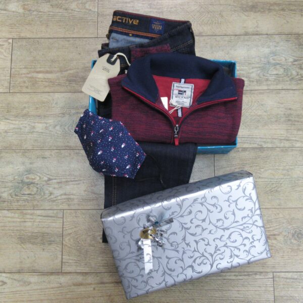 Pullover und Weihnachtsmaske von Milano, Jeans von camel active